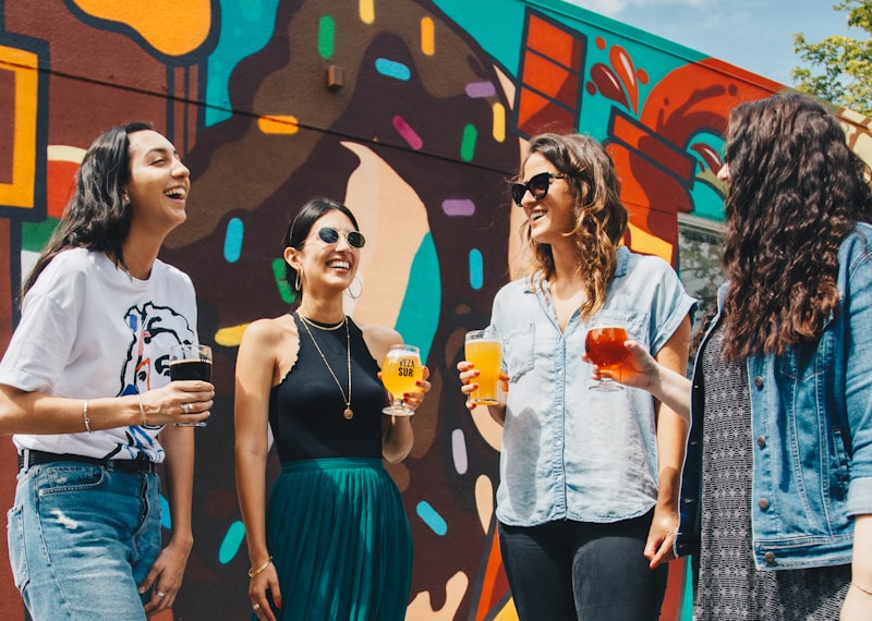 Groupe de femmes riant lors d'un atelier créatif festif