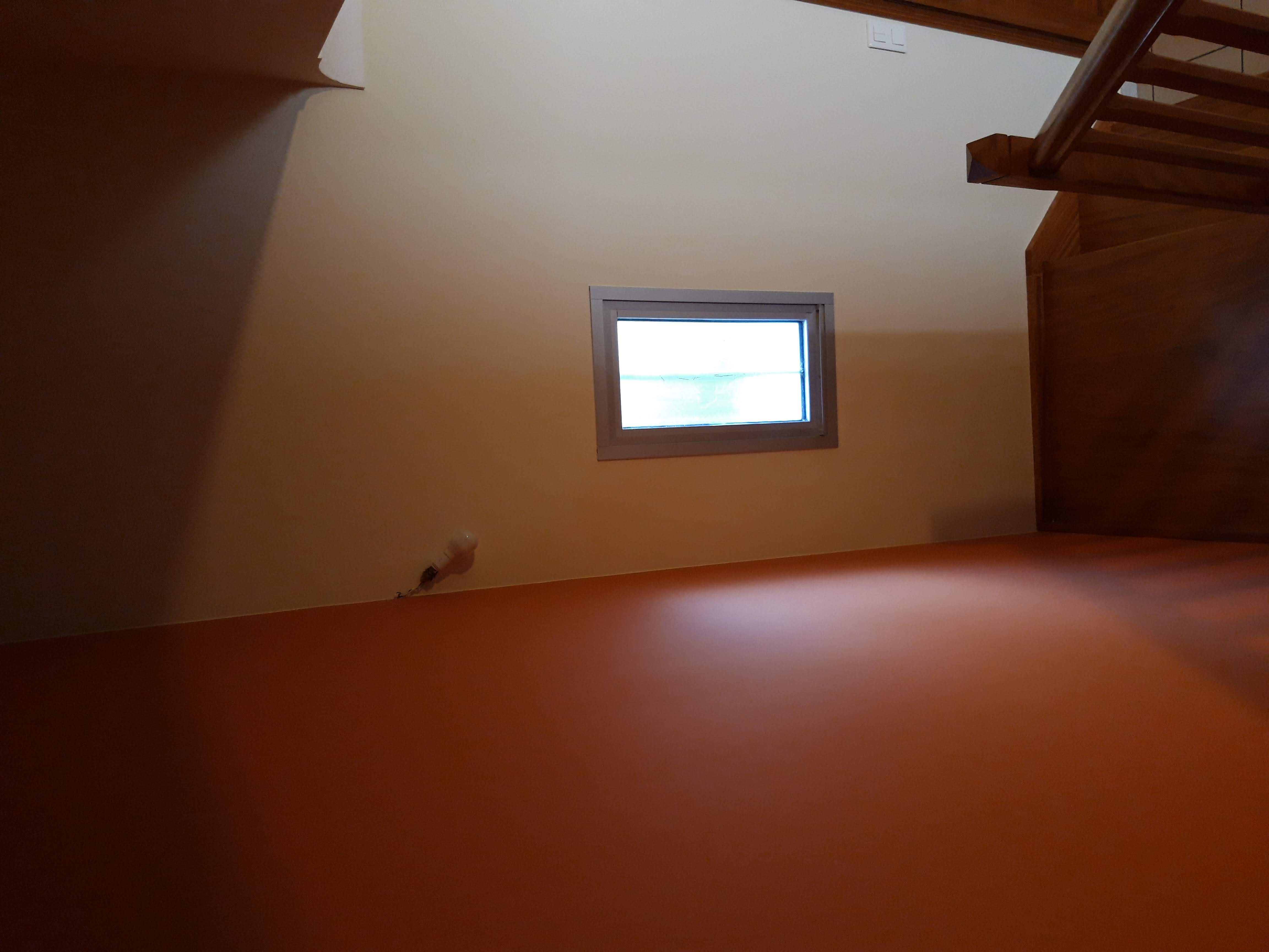 Cage d'escalier — vue vers le haut, bicolore blanc et terracotta