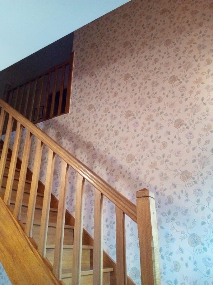 Cage d'escalier avant — papier peint fleuri années 80