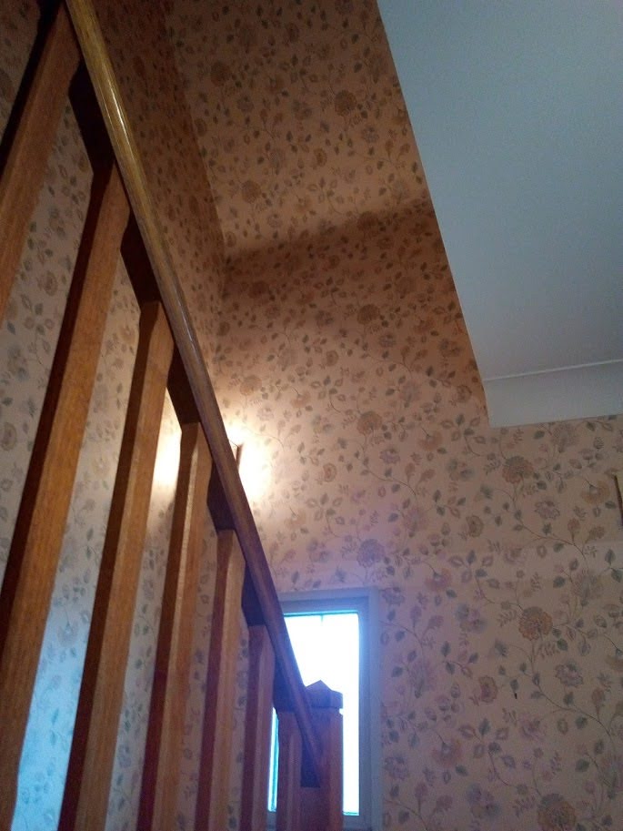 Cage d'escalier avant — détail papier peint fleuri