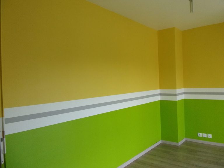 Bicolore jaune et vert avec liseré gris, sous rampant de toit