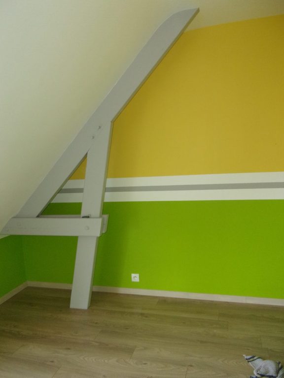 Porte et mur repeints dans le même jaune, filet gris prolongé