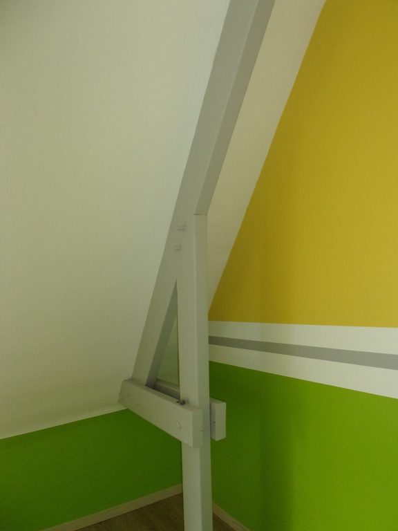 Détail du raccord jaune, vert et filet gris le long du rampant