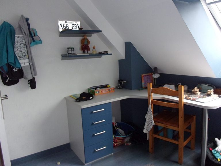 Chambre d'ado à Sainte-Luce-sur-Loire — mur bleu ardoise, bureau d'angle et étagères