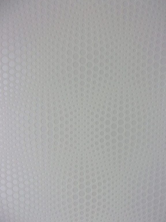 Chambre après travaux — murs blancs, soubassement bleu et lit contre le rampant