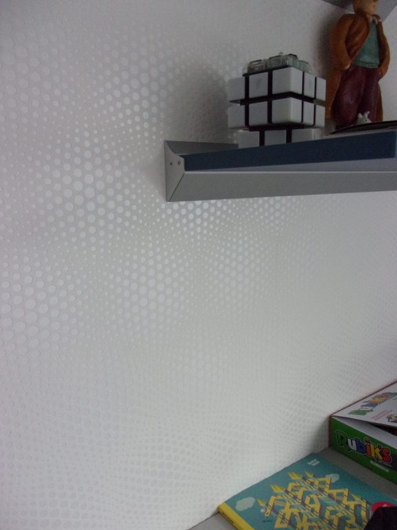 Mur blanc à relief gaufré après lissage et mise en peinture