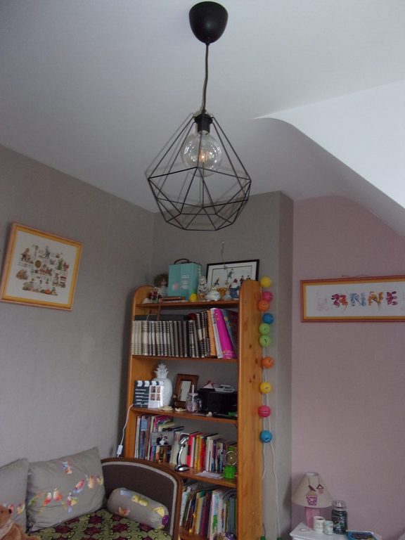 Vue d'ensemble de la chambre après pose du papier peint rose
