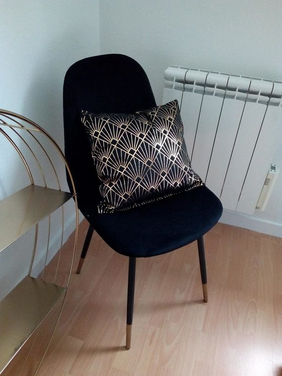 Fauteuil bleu nuit et coussin Art déco assortis au papier peint