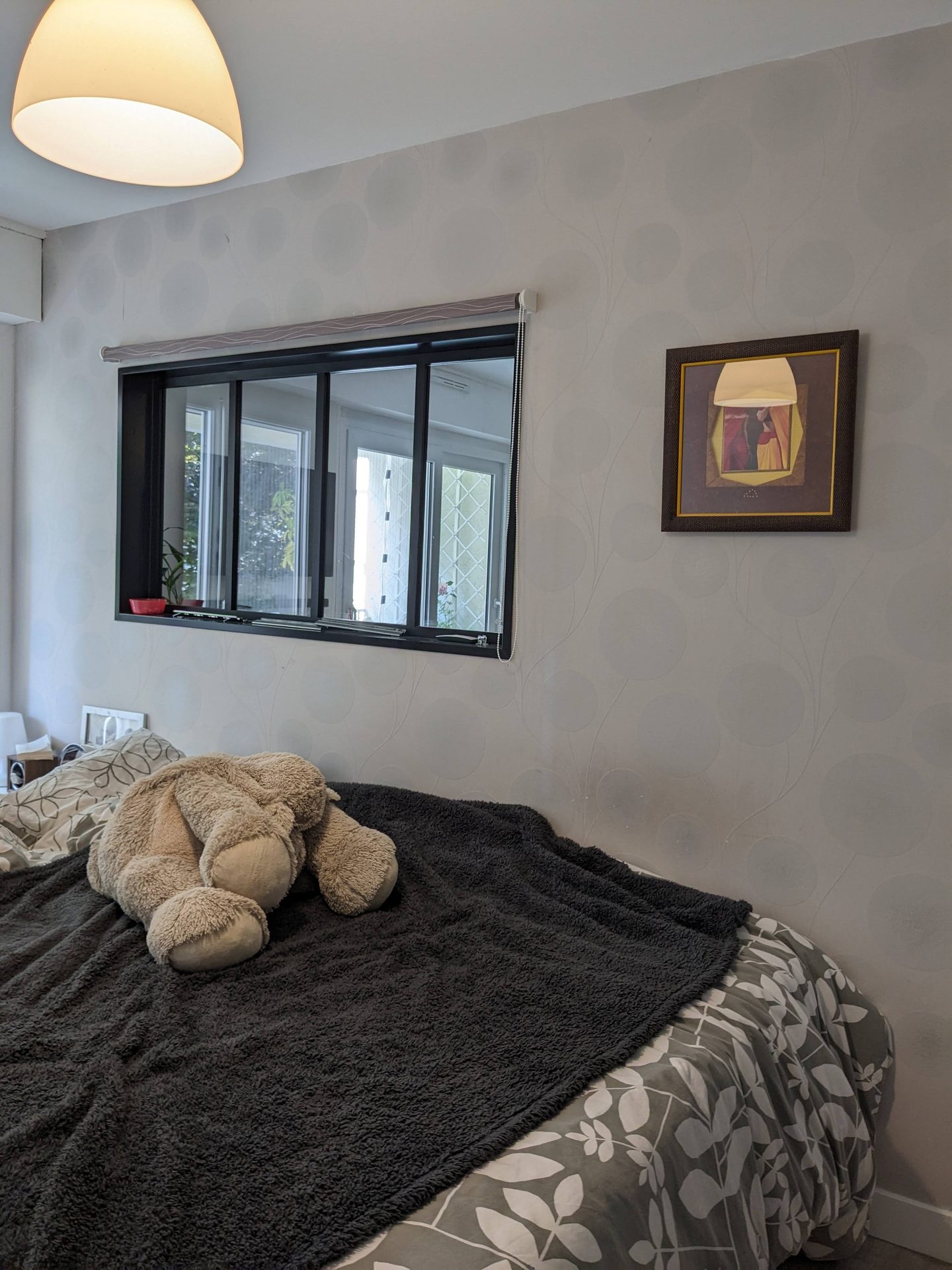 Chambre parentale avant travaux — murs gris neutres