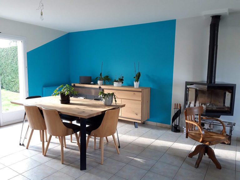 Color zoning — mur accent bleu turquoise en séjour