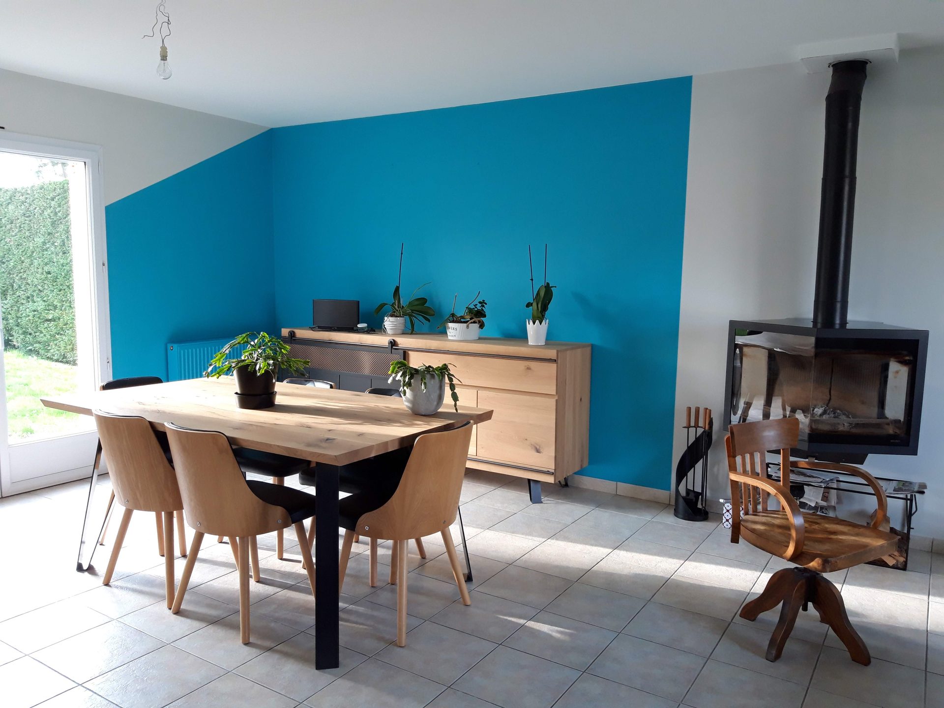 Color zoning — mur accent bleu turquoise en séjour