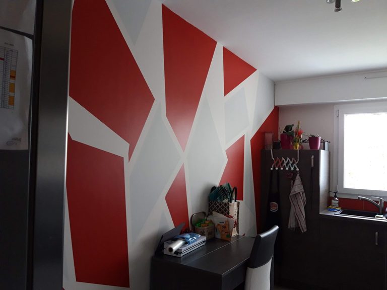 Color zoning — formes géométriques rouge et blanc en cuisine