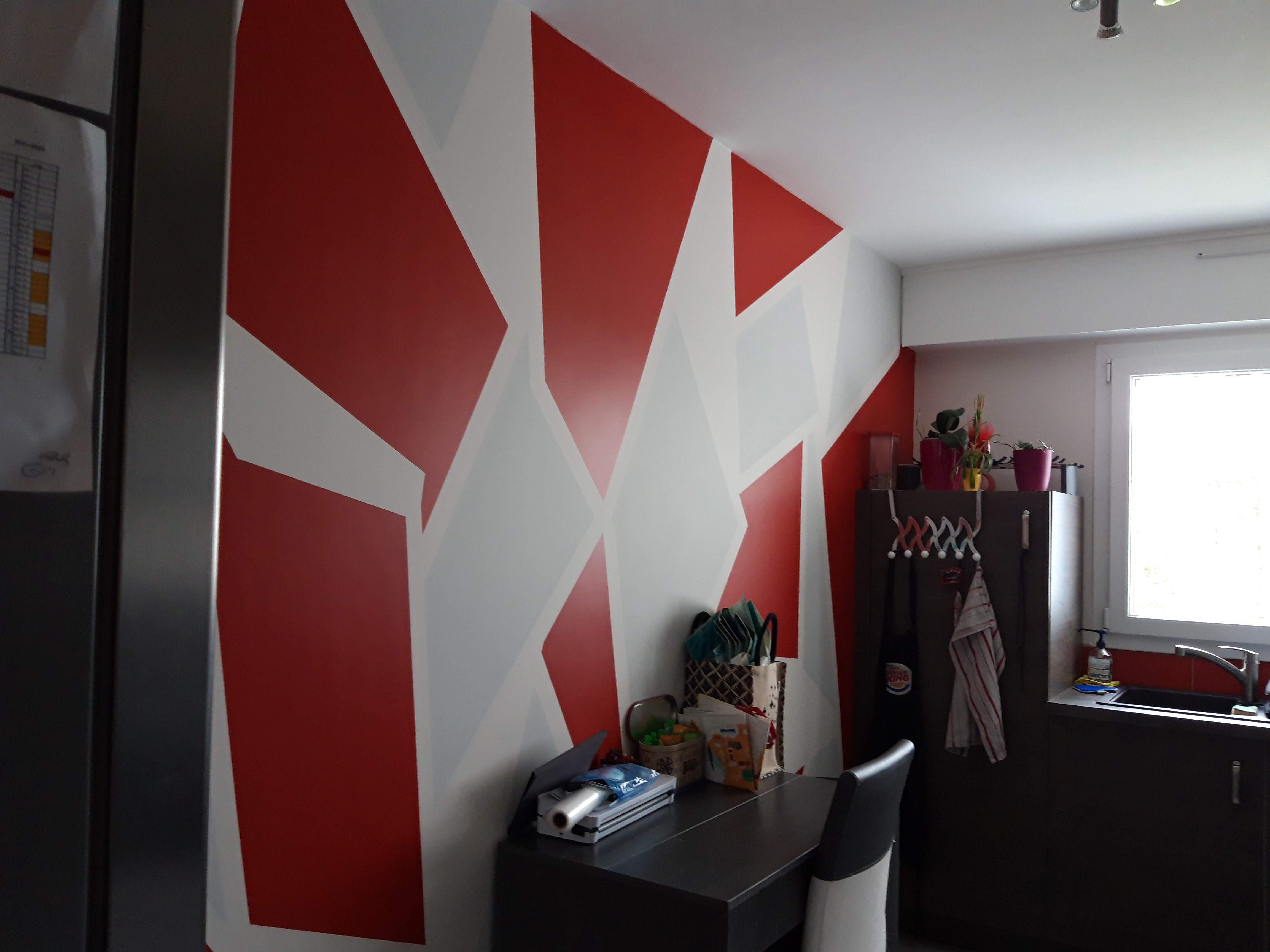 Color zoning — formes géométriques rouge et blanc en cuisine
