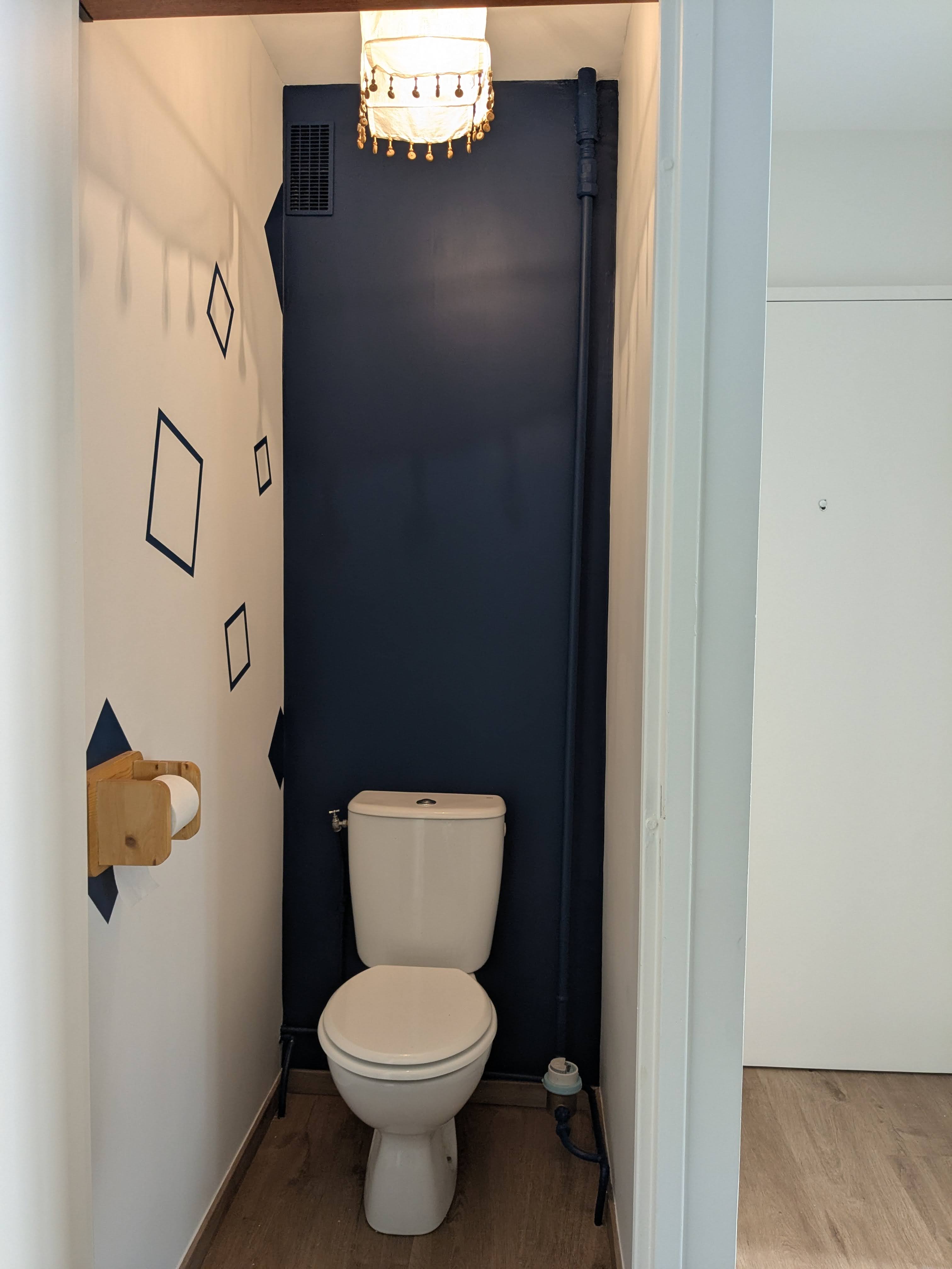Color zoning — WC bleu marine et motifs losanges