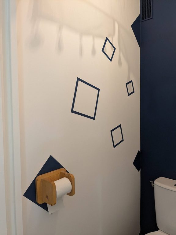 Color zoning — détail losanges bleu marine peints