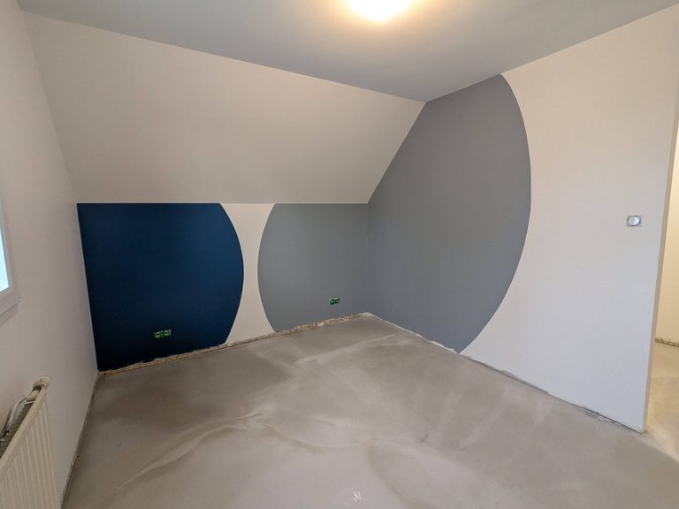 Color zoning — chambre sous combles, cercles bleu marine et gris