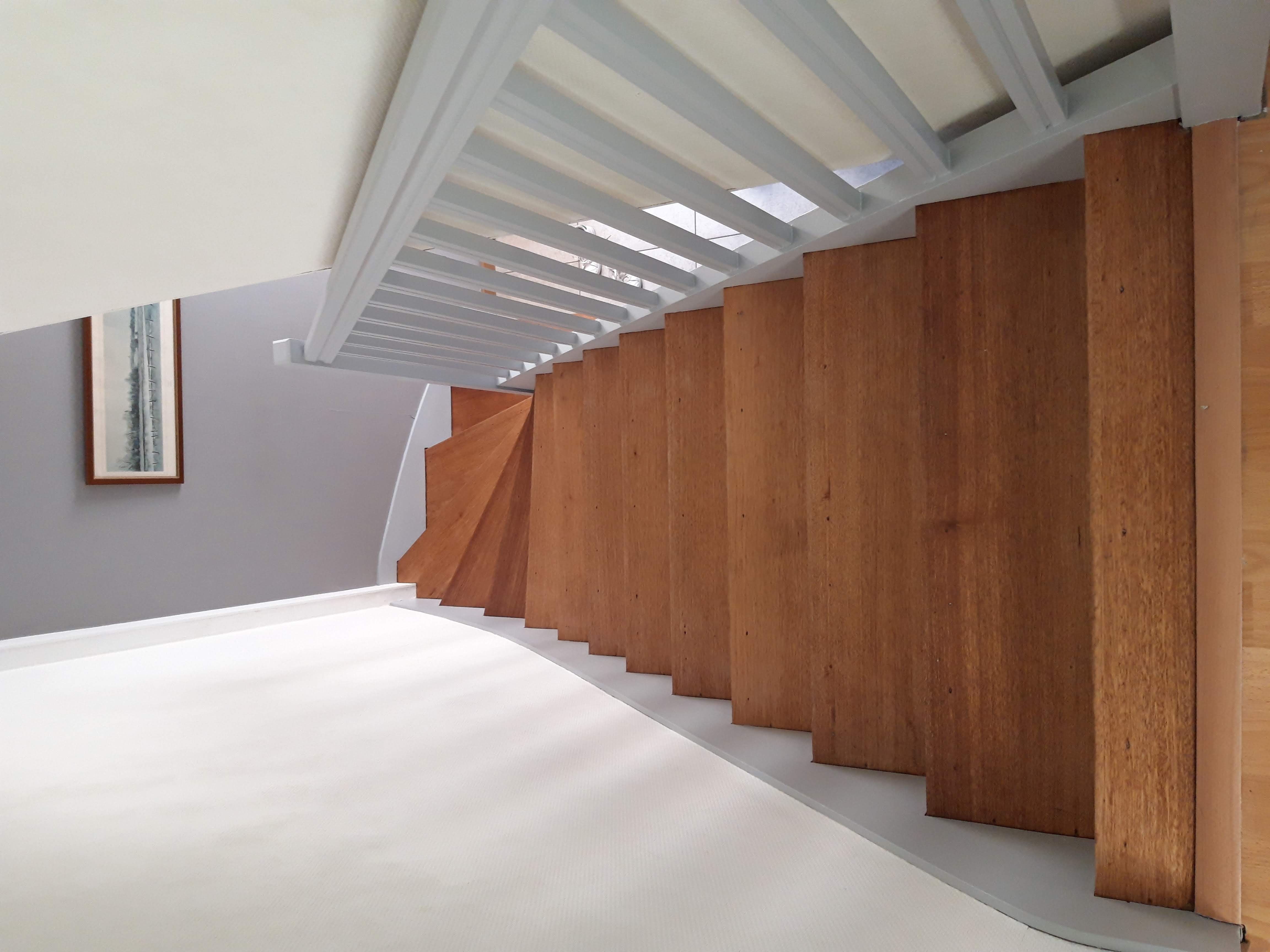 Escalier — marches blanches et contremarches bois