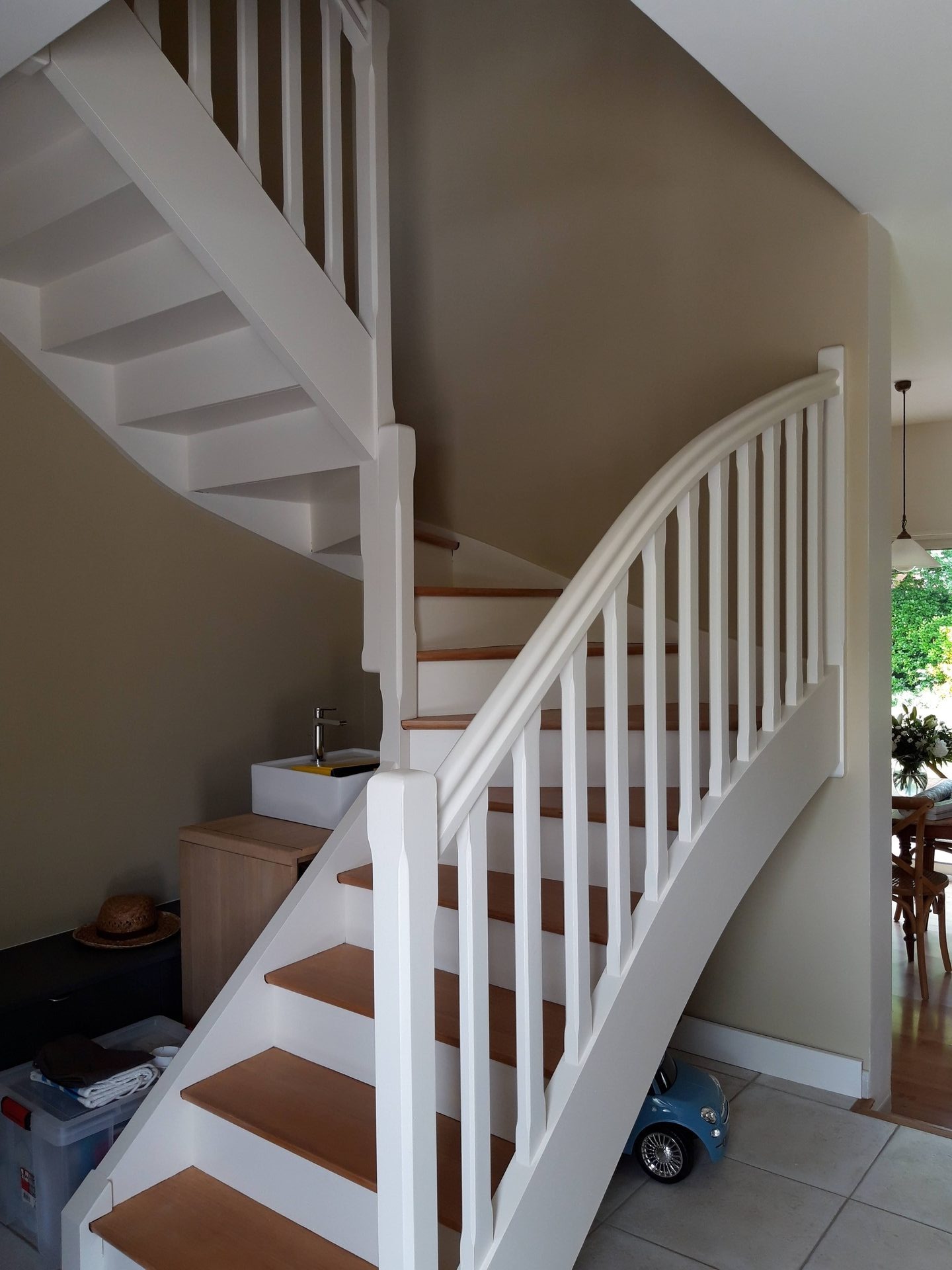 Escalier — vue d'ensemble garde-corps blanc