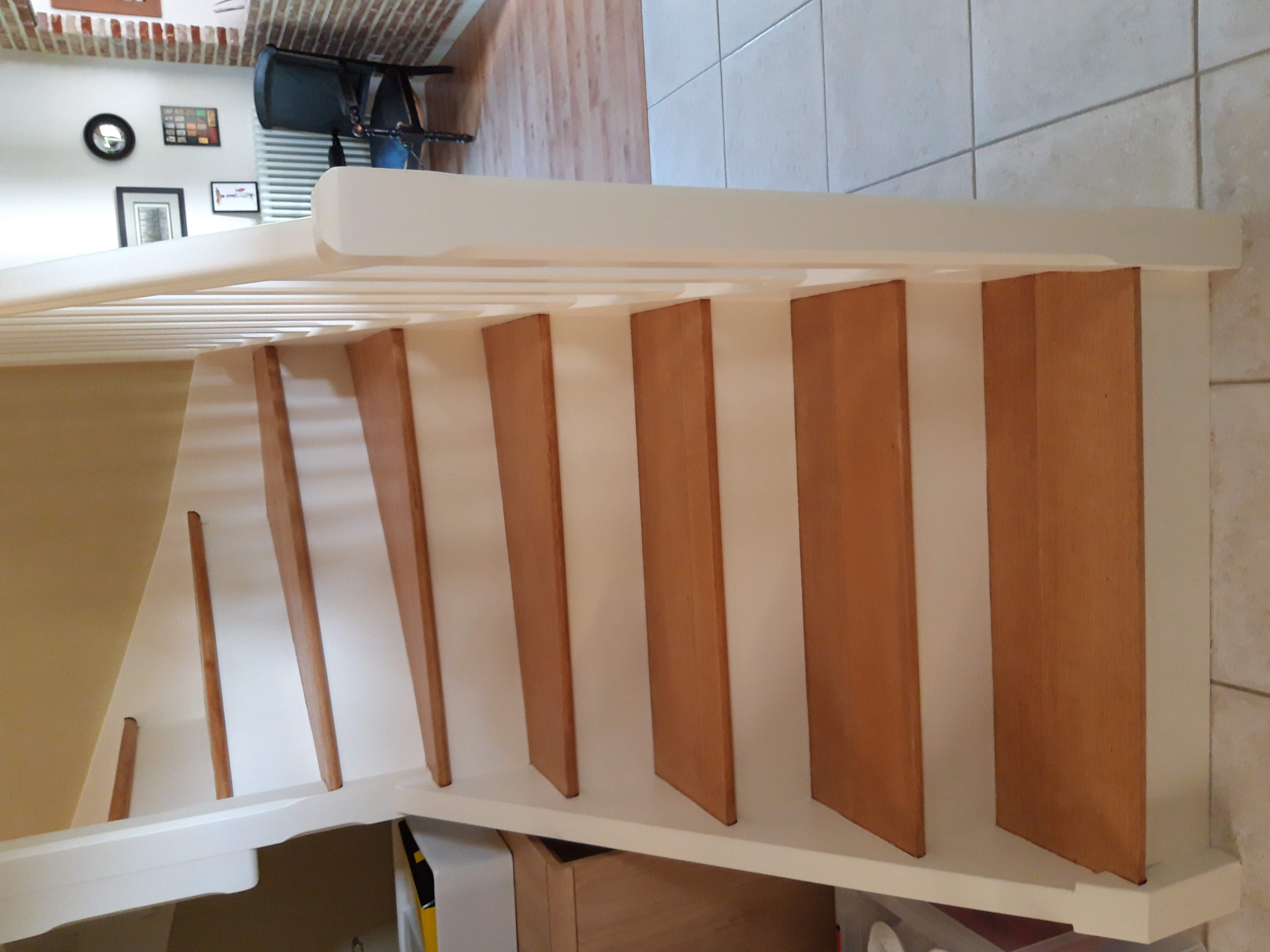 Escalier — main courante courbe peinte blanc cassé