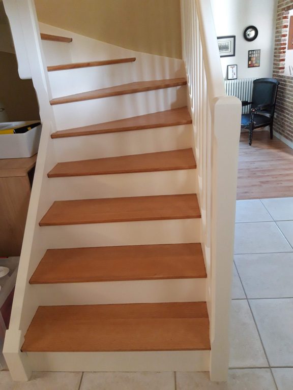 Escalier — main courante courbe peinte blanc cassé