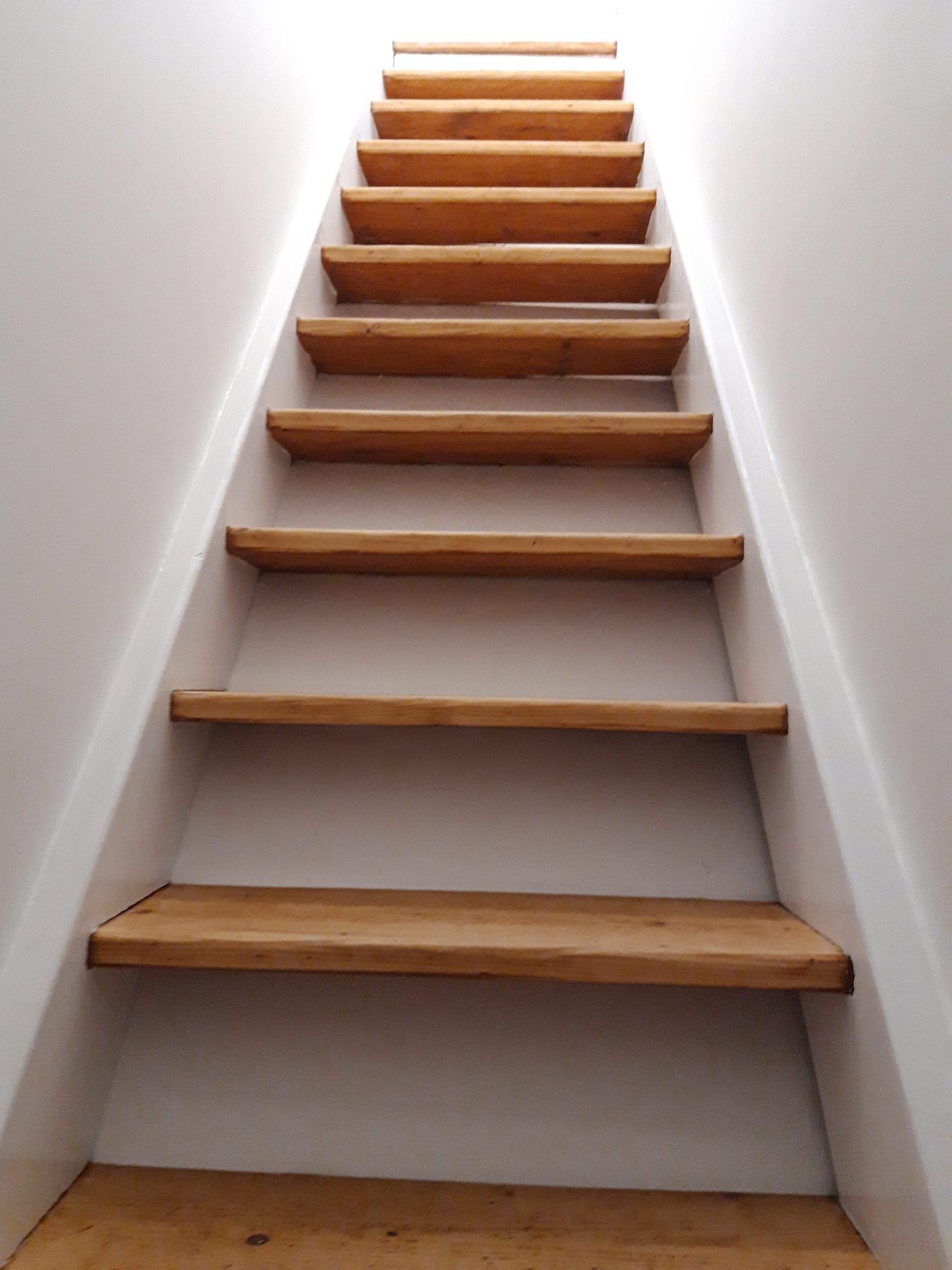 Escalier — détail barreaux pin naturel