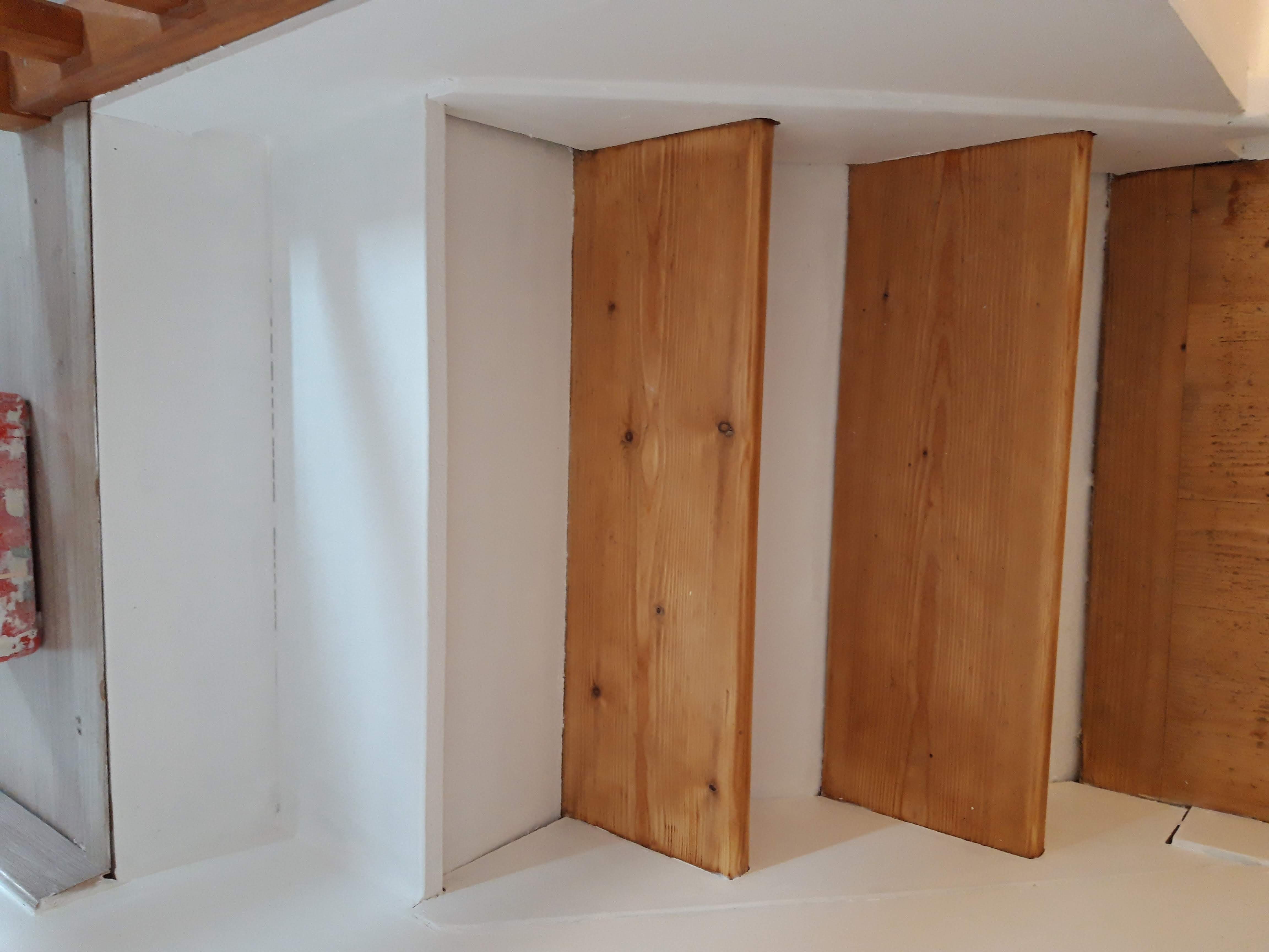 Escalier — détail contremarches peintes blanc