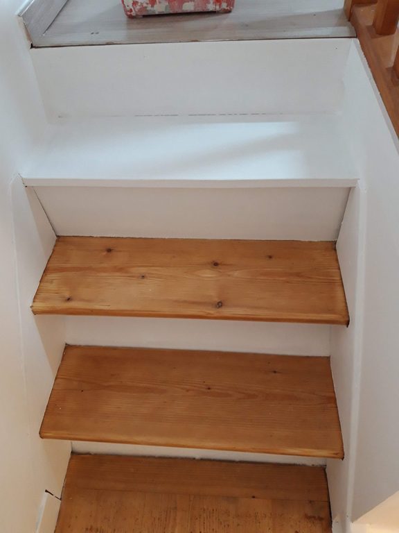 Escalier — détail contremarches peintes blanc