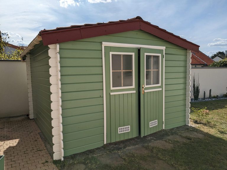 Peinture extérieure — abri de jardin en bois peint vert sauge et blanc