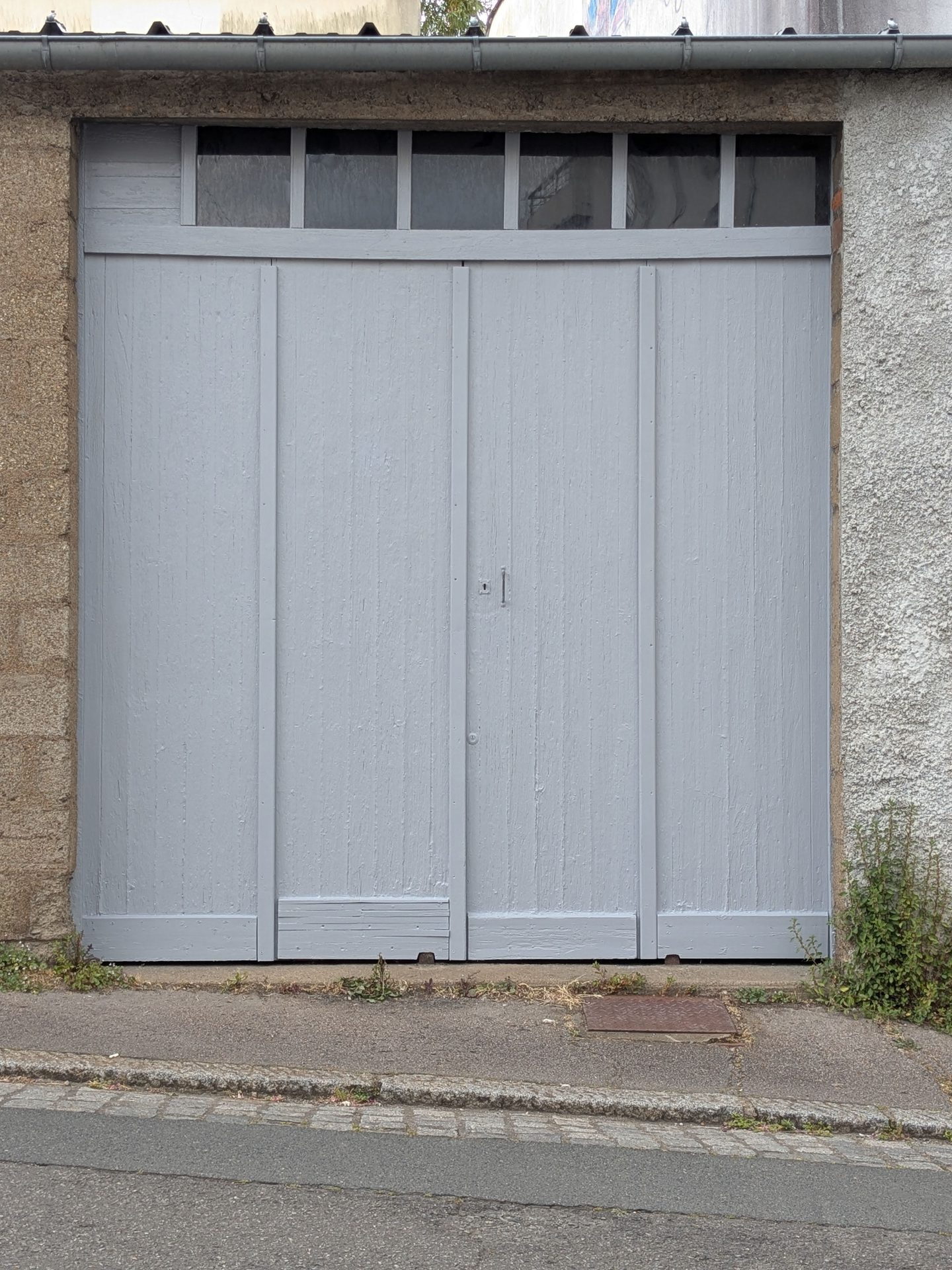 Peinture extérieure — porte de garage en bois peinte gris clair