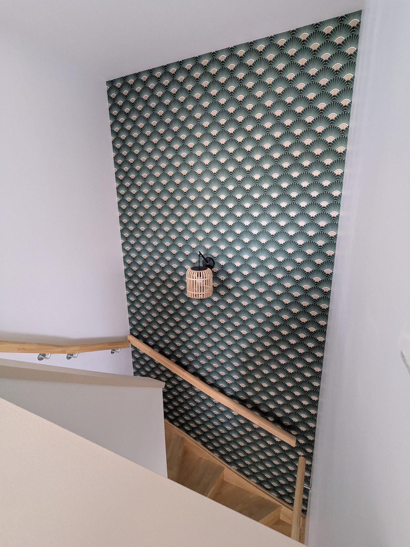 Papier peint un lé motif japonisant cage d'escalier