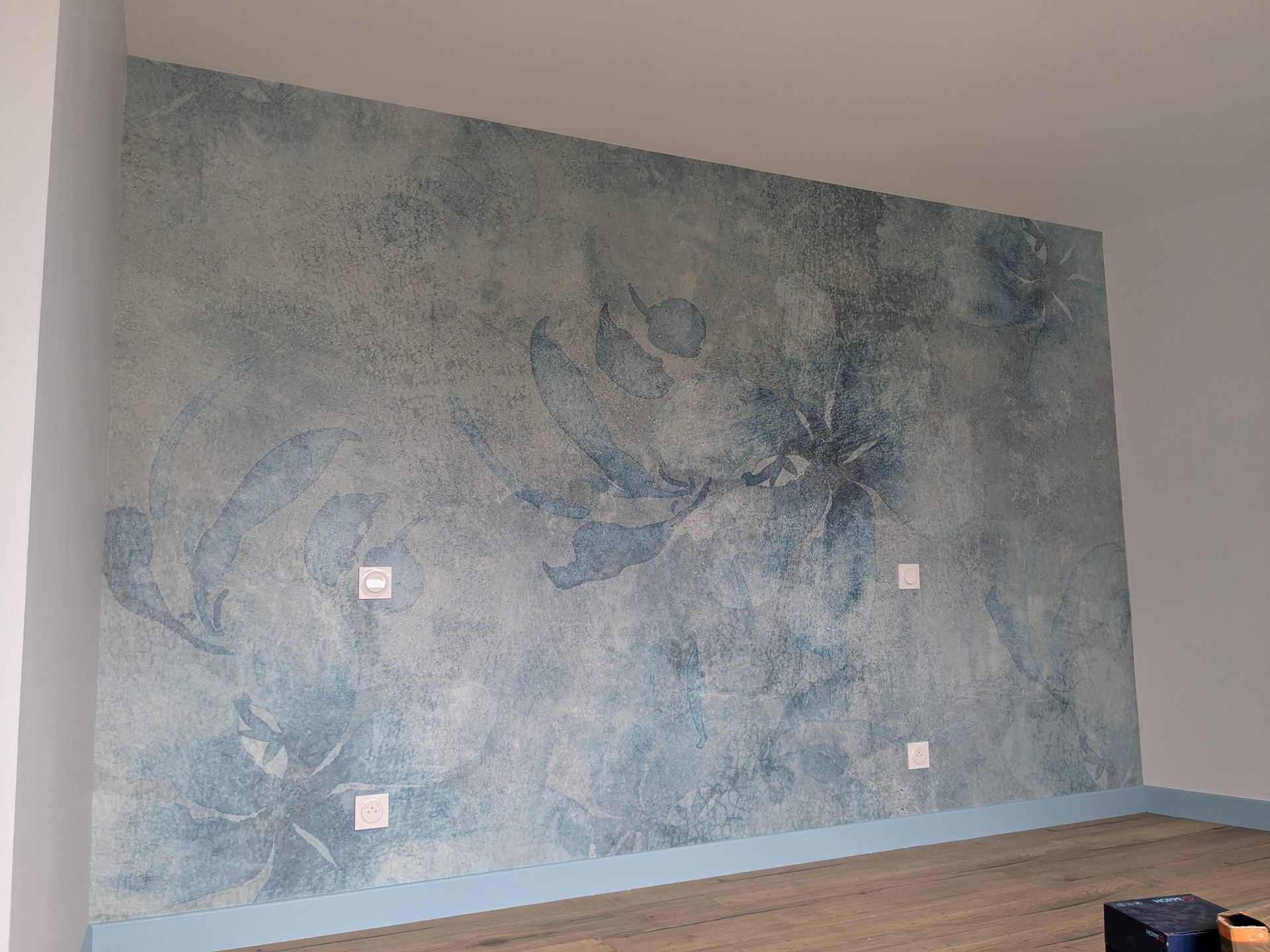 Papier peint panoramique floral béton bleu