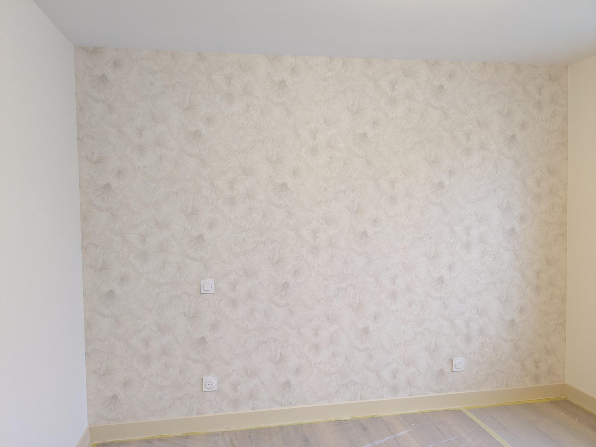 Papier peint motif plumes beige