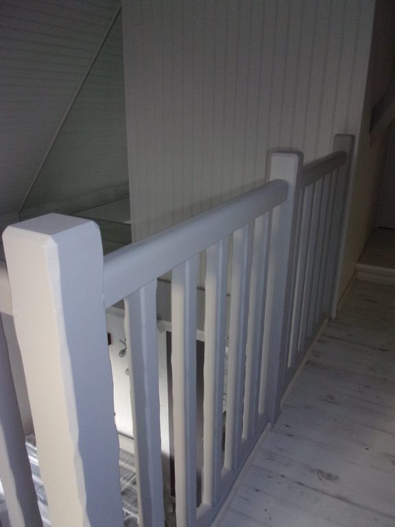 Garde-corps et escalier de la mezzanine repeints en blanc