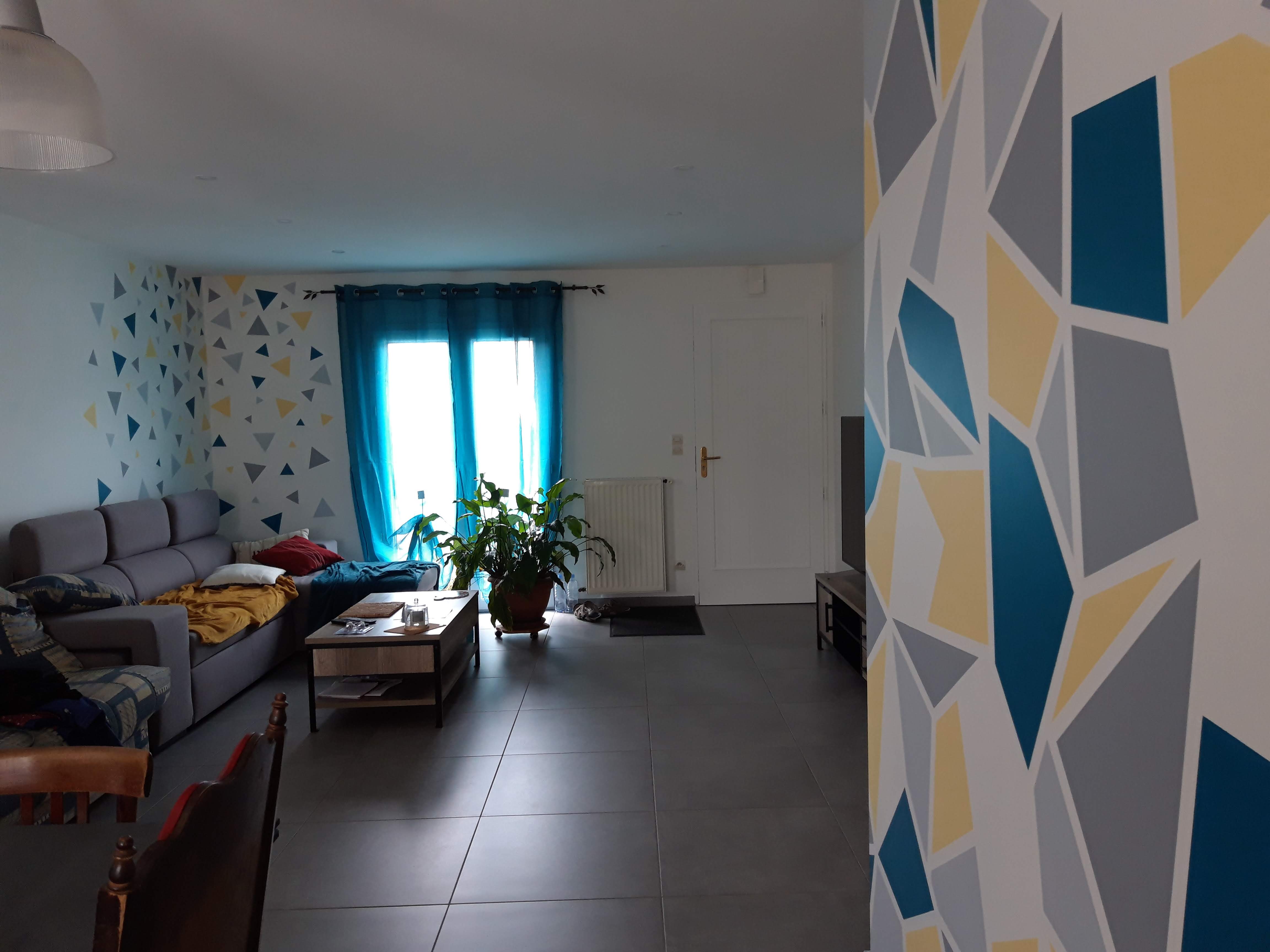 Séjour avec color zoning — motifs géométriques peints par Blanch'ART