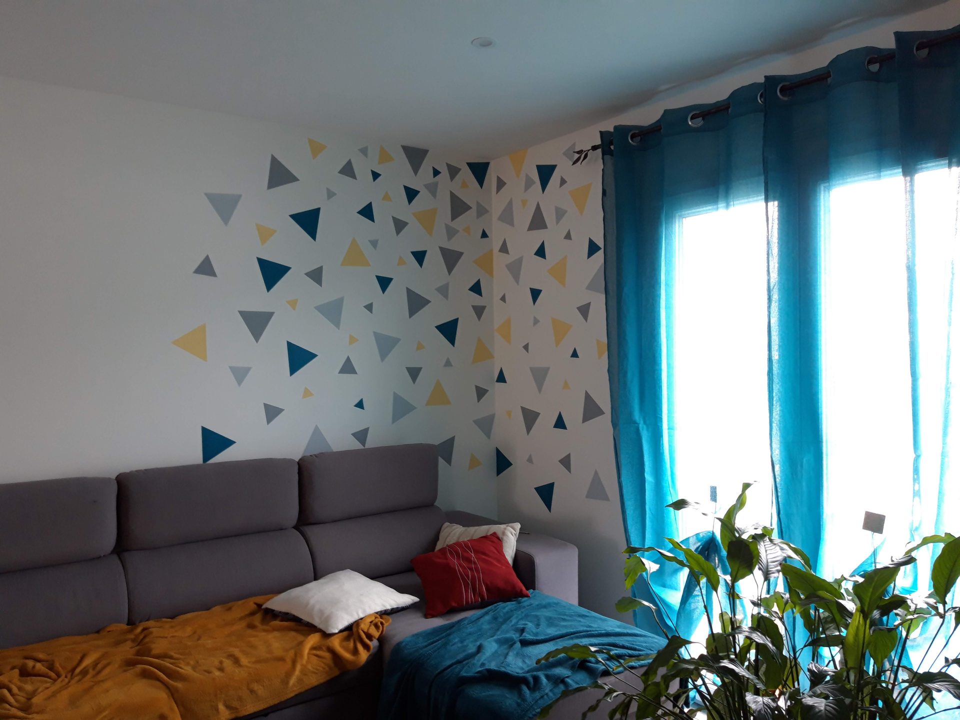 Séjour — détail du mur de triangles pochoir