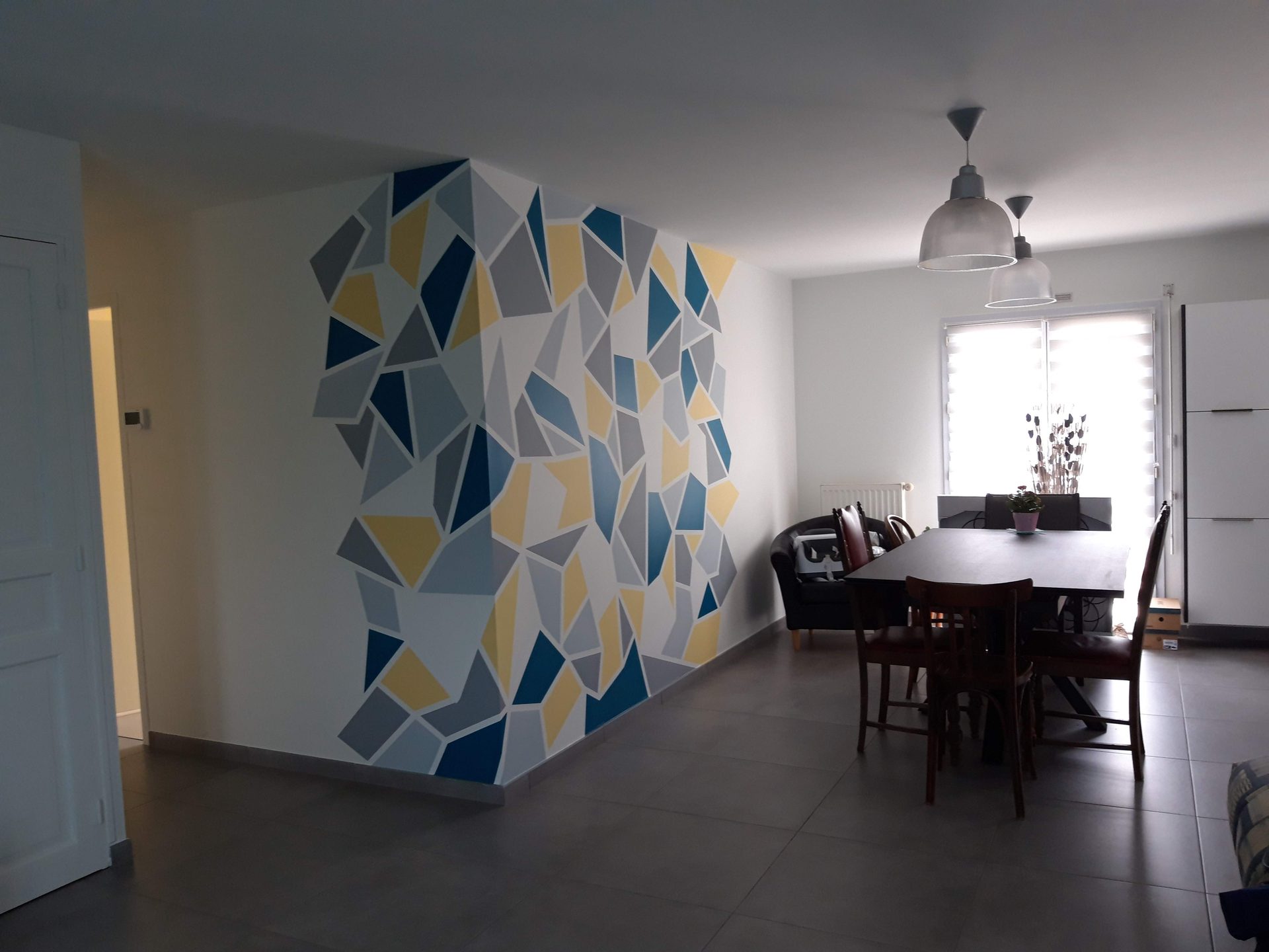 Séjour — mur low poly polygonal bleu pétrole et jaune