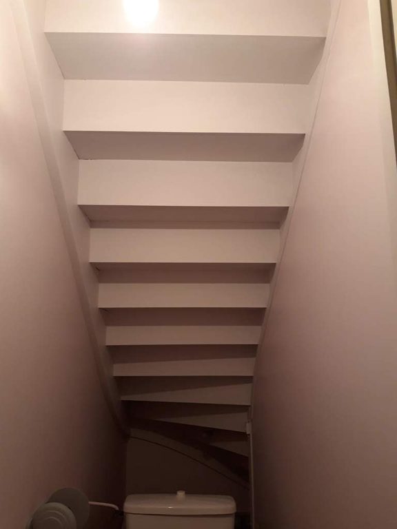 Sous-face de l'escalier peinte, éclairage rasant sur les marches