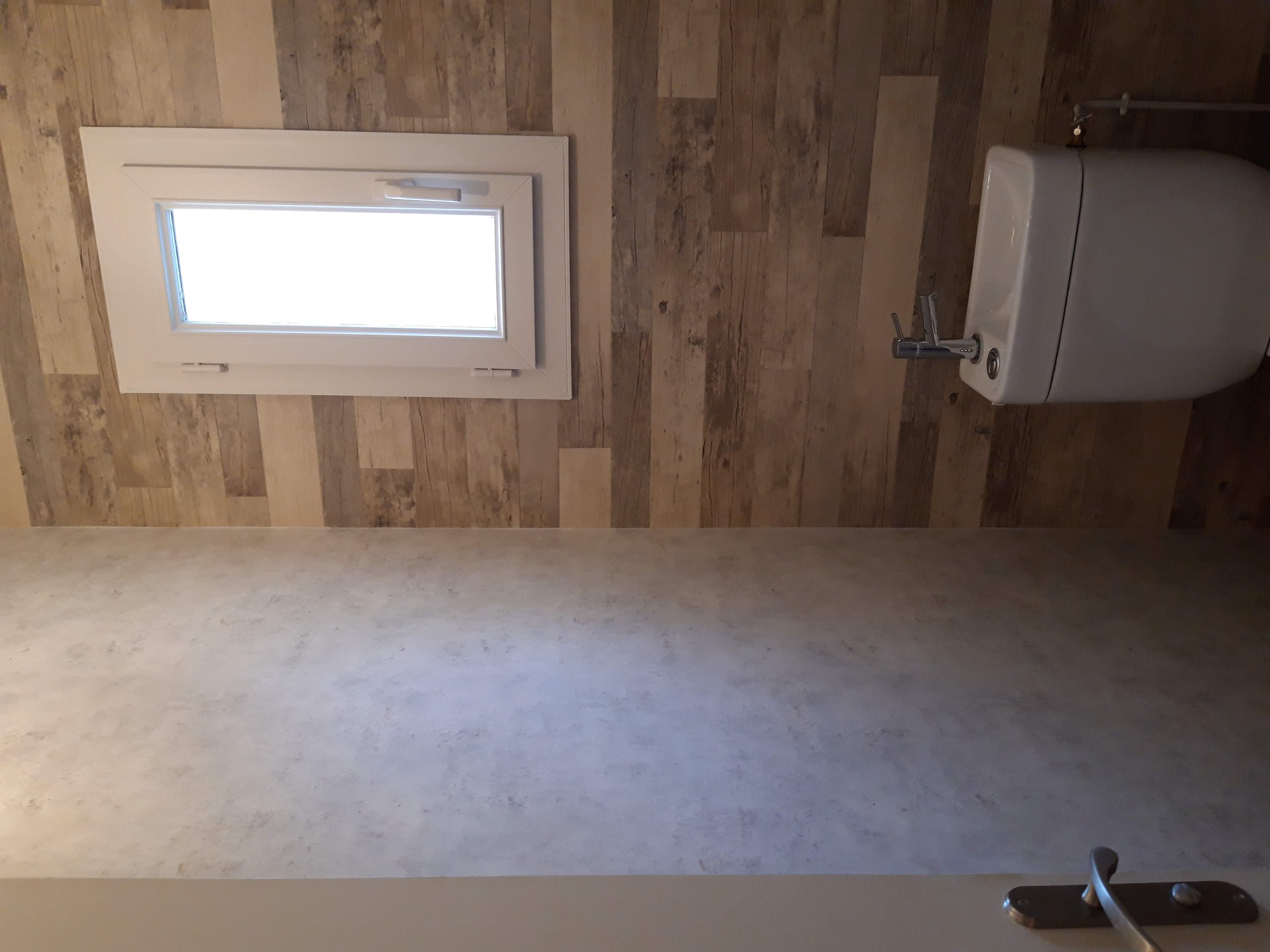 WC rénovés avec papier peint imitation bois et béton ciré — Blanch'ART