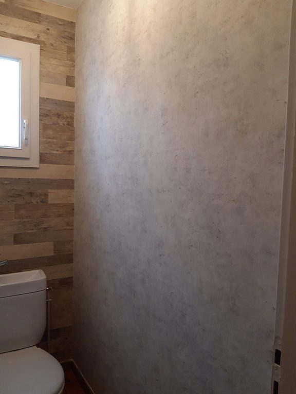 WC rénovés — plafond béton ciré gris clair