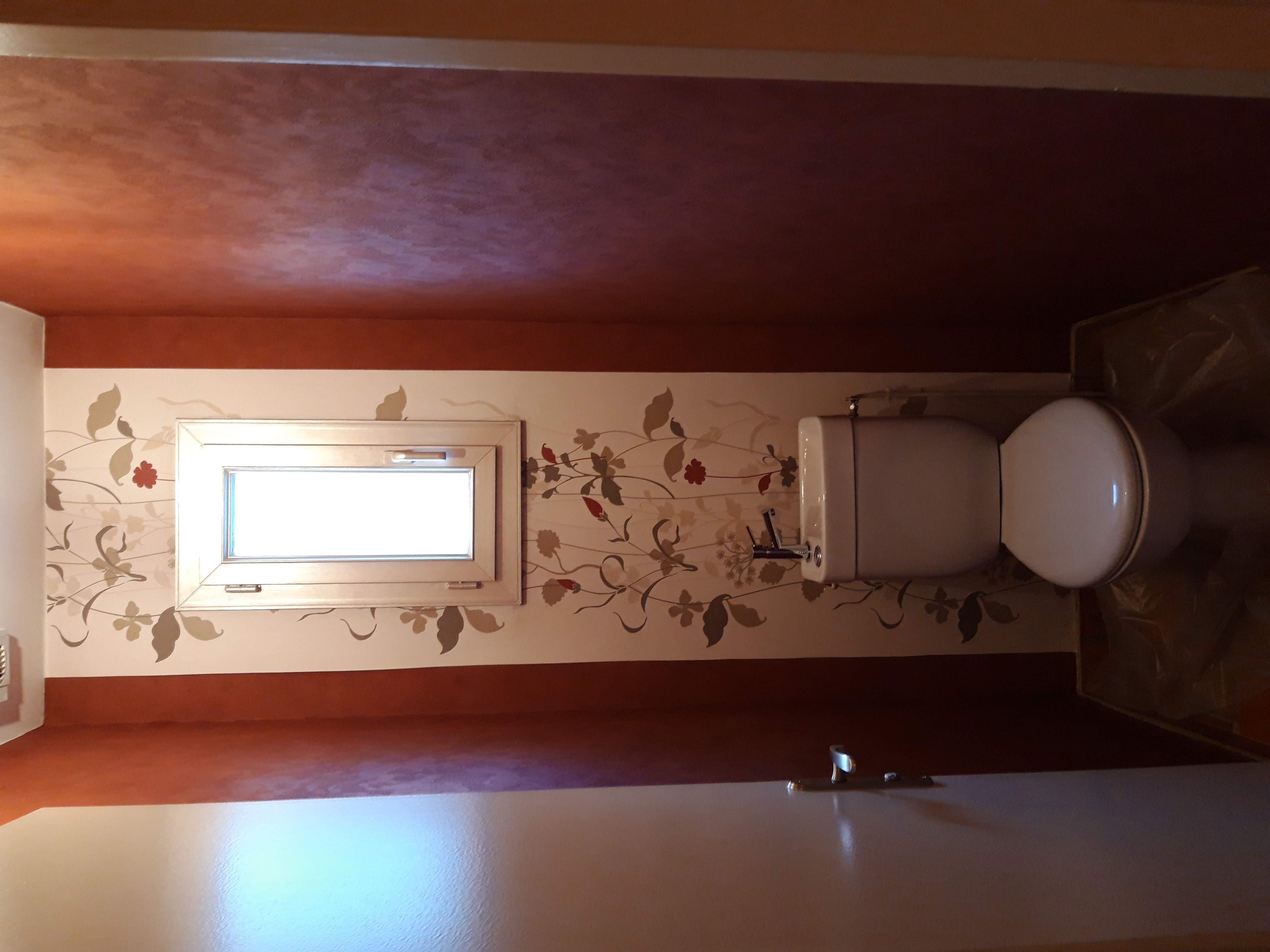 WC avant — papier peint fleuri et murs bordeaux