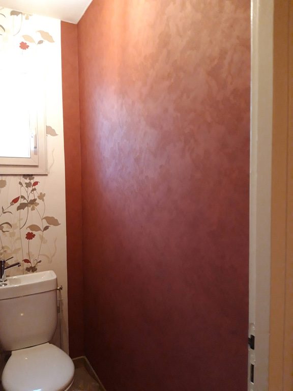 WC avant — plafond bordeaux