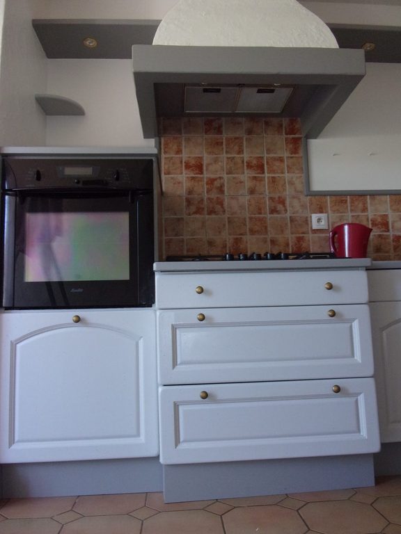 Micro-ondes encastré dans le meuble bas repeint