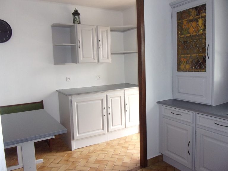 Meubles bas et table escamotable repeints en gris tourterelle