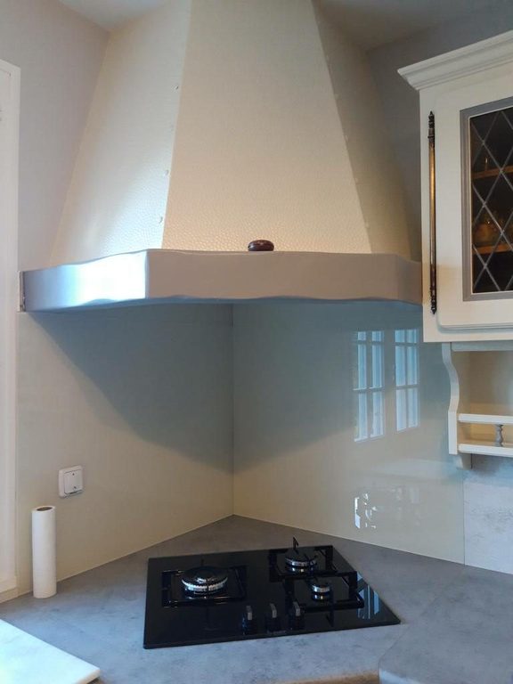 Vue d'ensemble de la cuisine rénovée, façades crème et étagère murale