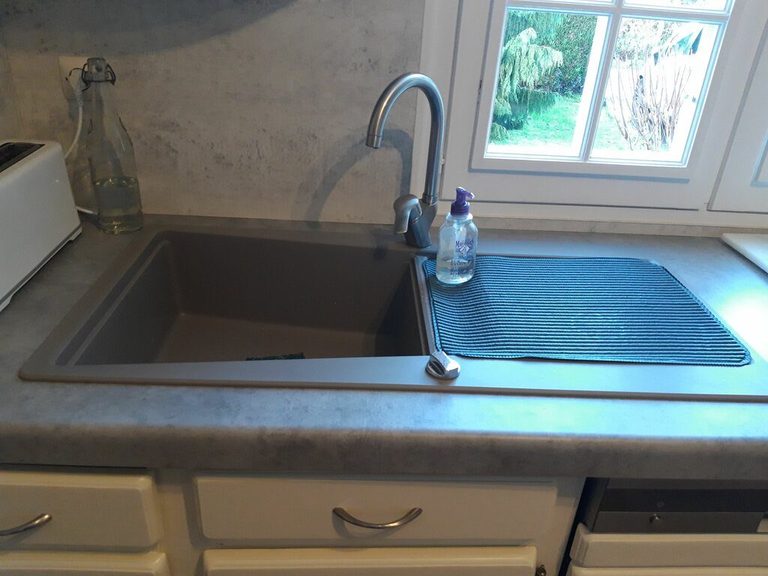 Hotte et plaque de cuisson après rénovation, crédence claire
