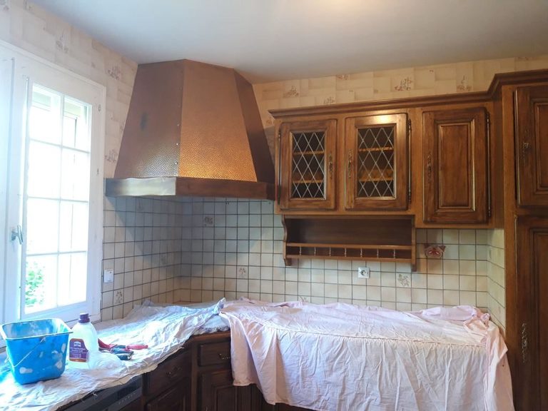 Avant rénovation : meubles en chêne foncé et papier peint des années 70