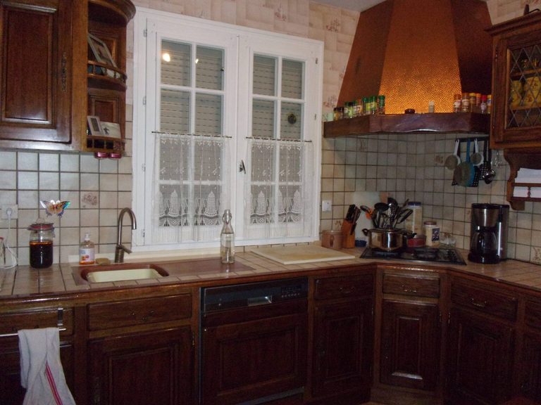 Avant rénovation : crédence carrelée, évier et meubles en chêne massif