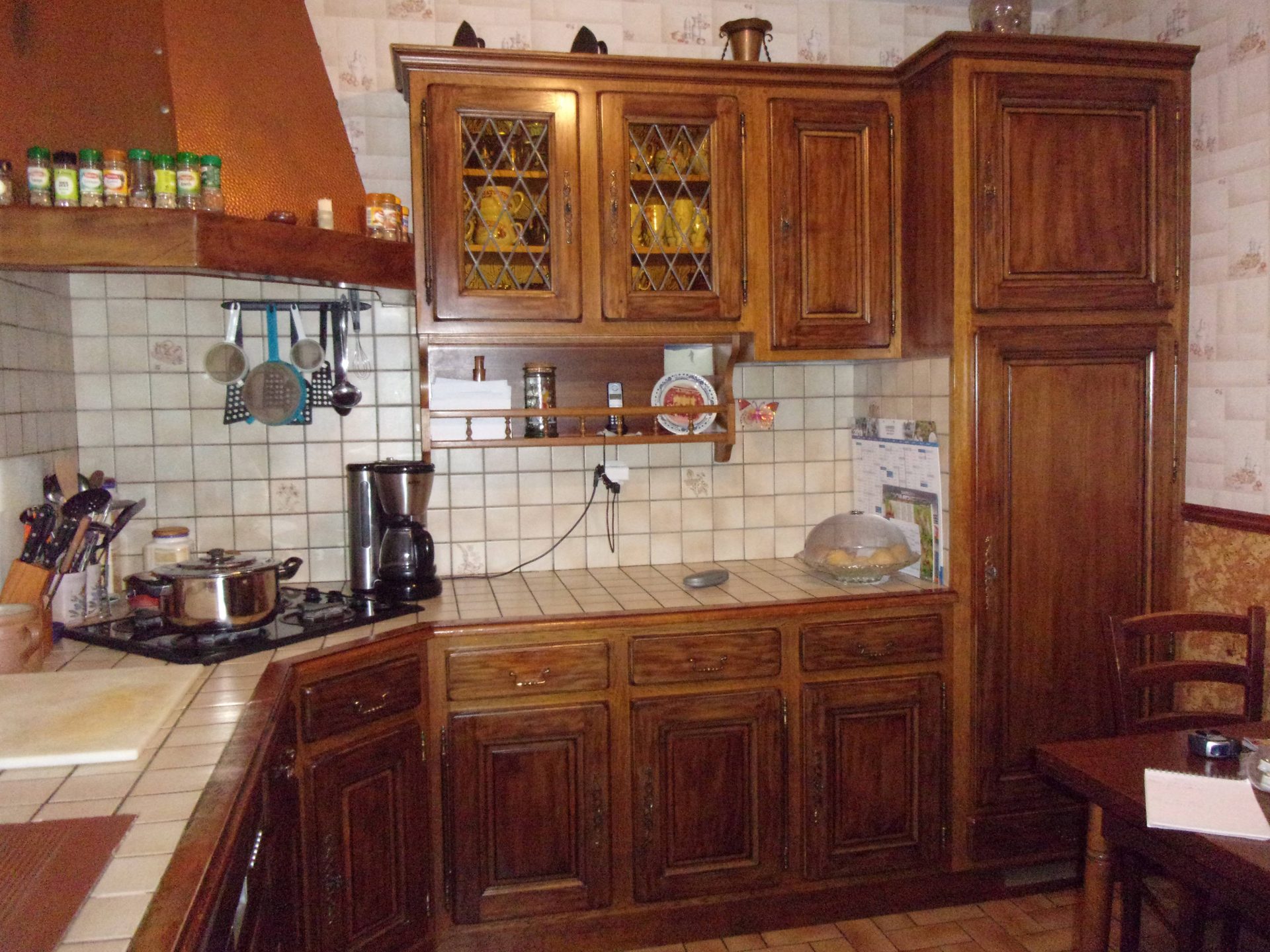 Cuisine avant relooking — vue meubles hauts