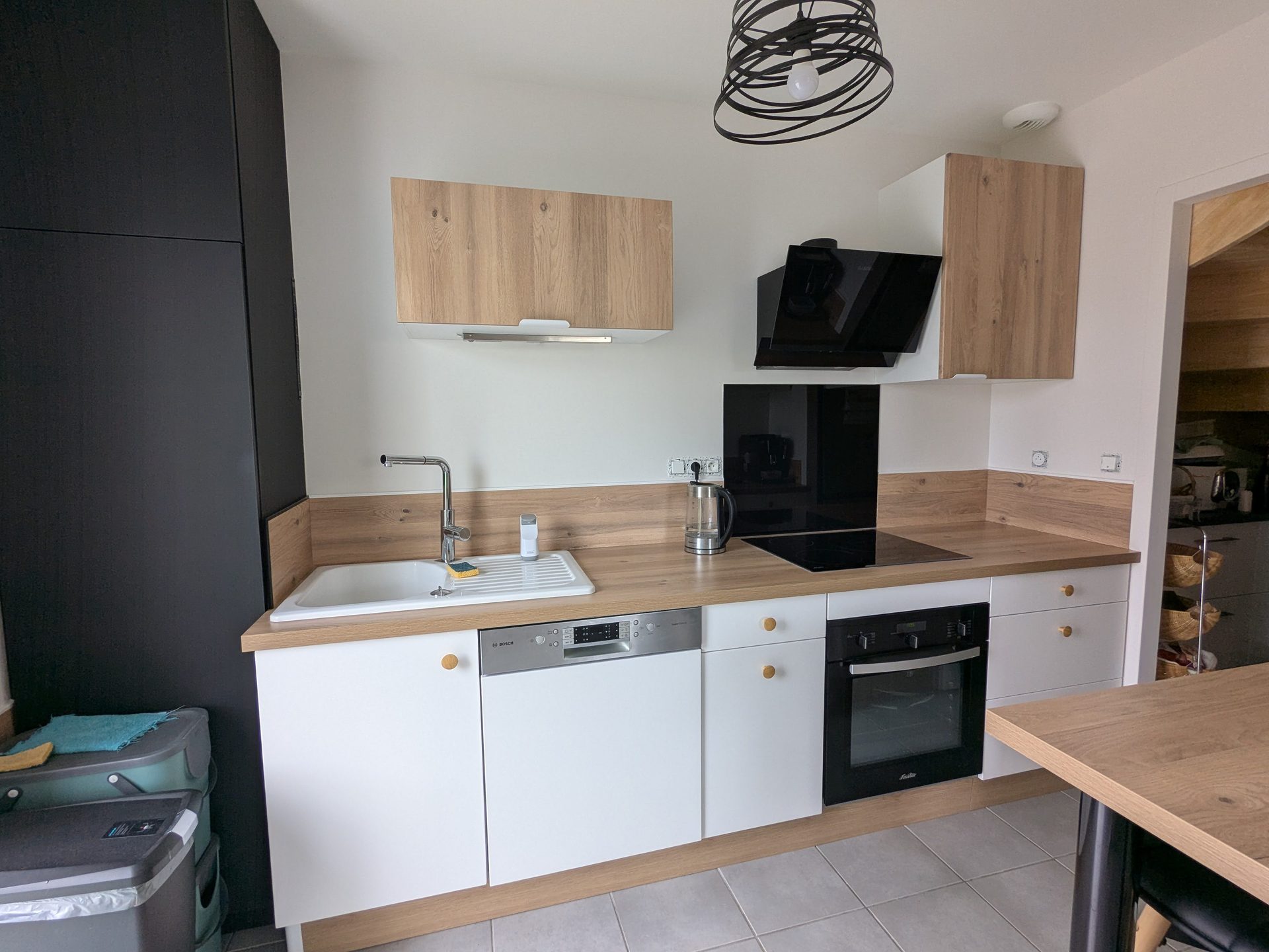 Cuisine relookée rouge vers blanc cassé — Blanch'ART