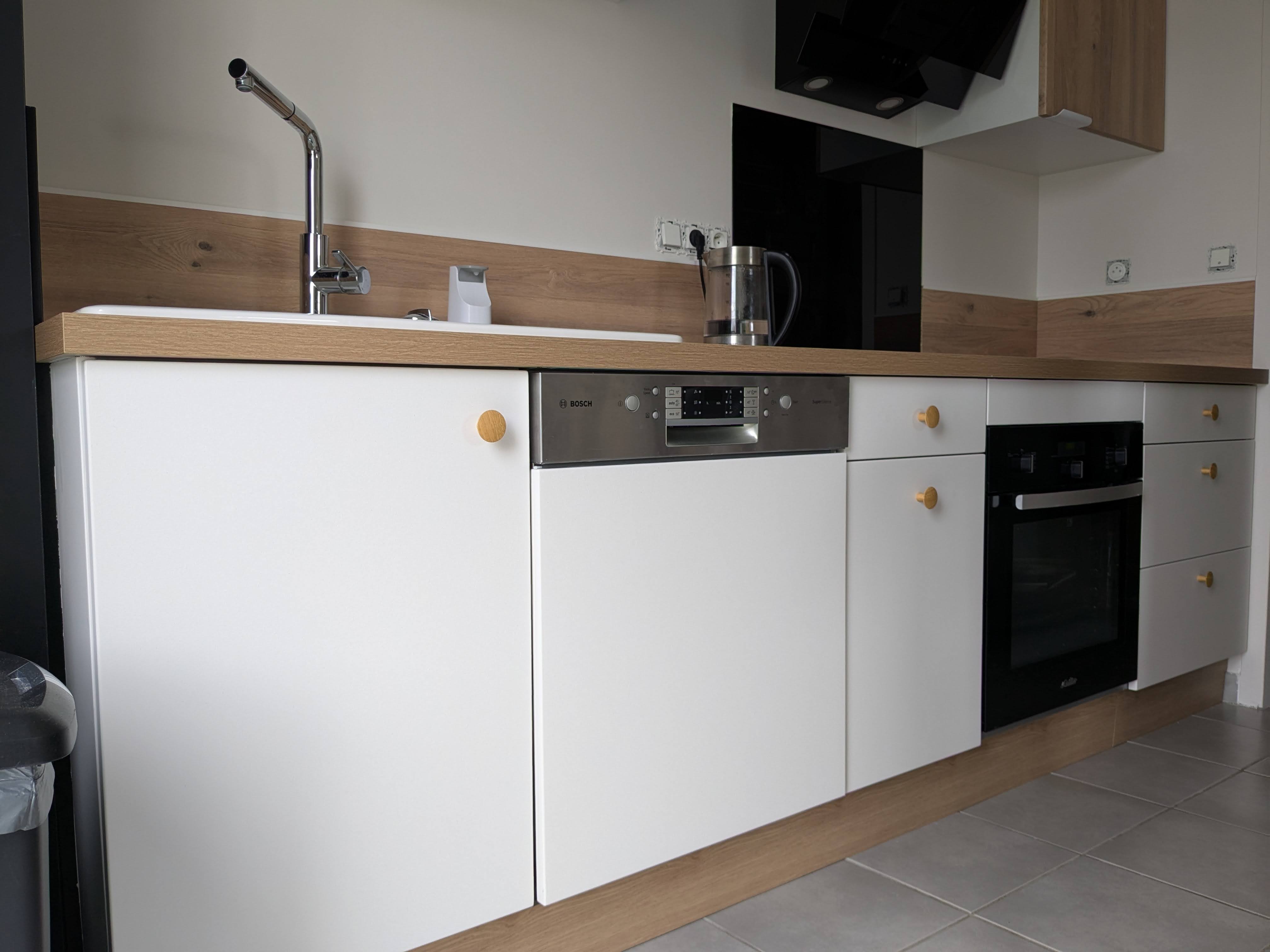 Cuisine blanc cassé — façades et boutons en bois